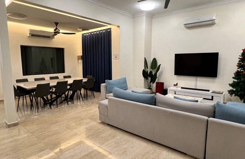 Ara Damansara House | 1000 m² Bungalow ∙ 5 bedrooms ∙ 14 guests