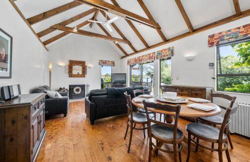 Waikanae House | 105 m² House ∙ 2 bedrooms ∙ 4 guests