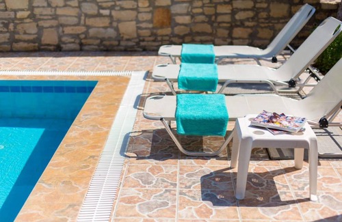 Roumeli Villa | 107 m² Villa ∙ 3 bedrooms ∙ 6 guests