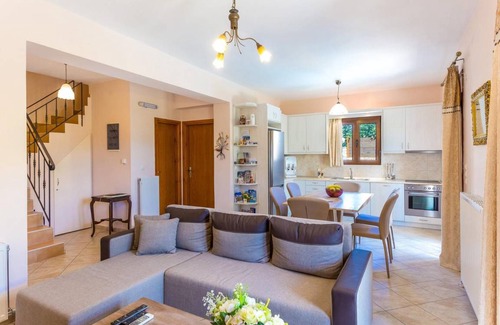 Roumeli Villa | 107 m² Villa ∙ 3 bedrooms ∙ 6 guests