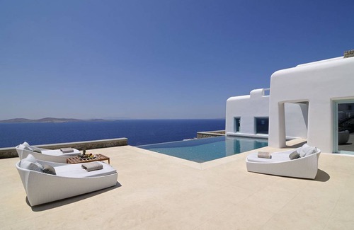 Agios Ioannis Villa | 1100 m² Villa ∙ 16 bedrooms ∙ 32 guests