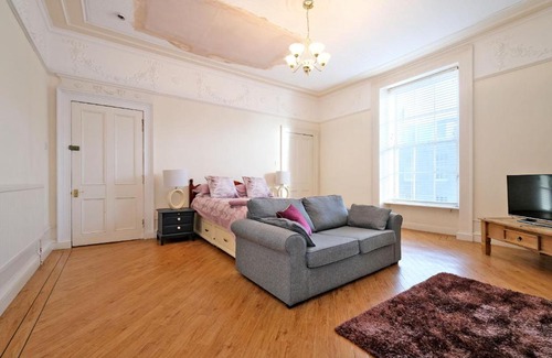 Central Aberdeen Apartment | 116 Guest House