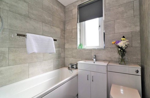 Motherwell Apartment | 120 m² Apartment ∙ 4 bedrooms ∙ 6 guests
