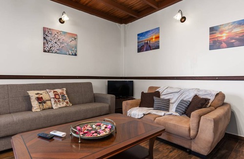 Aigaleo Apartment | 130 m² Apartment ∙ 3 bedrooms ∙ 10 guests
