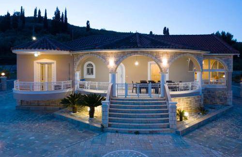 Alikanas Villa | 135 m² Villa ∙ 4 bedrooms ∙ 9 guests