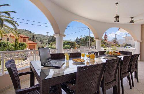 Alikanas Villa | 135 m² Villa ∙ 4 bedrooms ∙ 9 guests