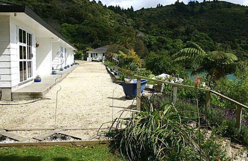 Te Mahia Resort | 160 m² Resort ∙ 9 guests