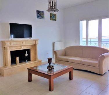 Kymi-Aliveri House | 180 m² House ∙ 3 bedrooms ∙ 7 guests
