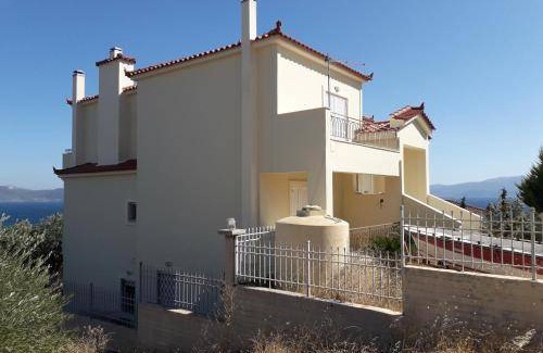 Kymi-Aliveri House | 180 m² House ∙ 3 bedrooms ∙ 7 guests