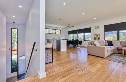 West Launceston House | 190 m² House ∙ 3 bedrooms ∙ 8 guests