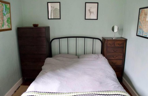 Newhaven Apartment | 2 Bedroom Apartment near The Shore Sleeps 3