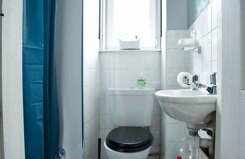 Newhaven Apartment | 2 Bedroom Apartment near The Shore Sleeps 3