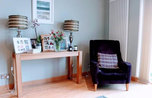 Newhaven Apartment | 2 Bedroom Apartment with Sea View Sleeps 4