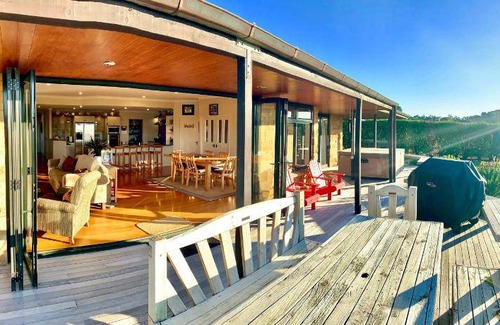 Bombay Bed & Breakfast | 200 m² Bed and breakfast ∙ 3 bedrooms ∙ 10 guests