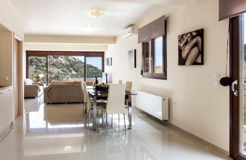 Palaiokastro House | 200 m² House ∙ 3 bedrooms ∙ 6 guests