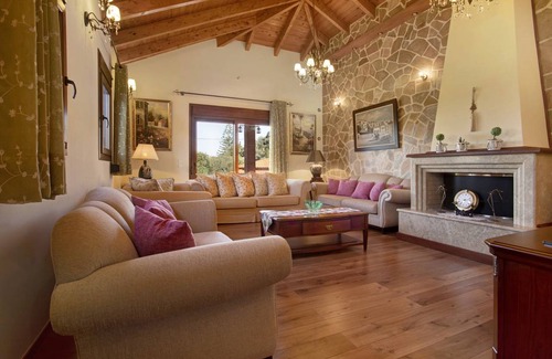 Alikanas Villa | 200 m² Villa ∙ 7 bedrooms ∙ 16 guests