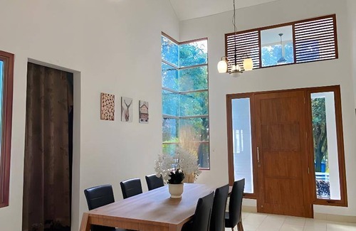 Sukaraja House | 220 m² House ∙ 4 bedrooms ∙ 10 guests