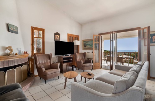 Zacharo House | 230 m² House ∙ 5 bedrooms ∙ 12 guests