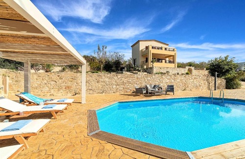 Episkopi House | 250 m² House ∙ 5 bedrooms ∙ 16 guests