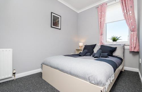 Grangemouth Apartment | 3 Bedroom Flat - Free Parking