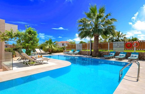 Kavros House | 300 m² House ∙ 11 bedrooms ∙ 31 guests