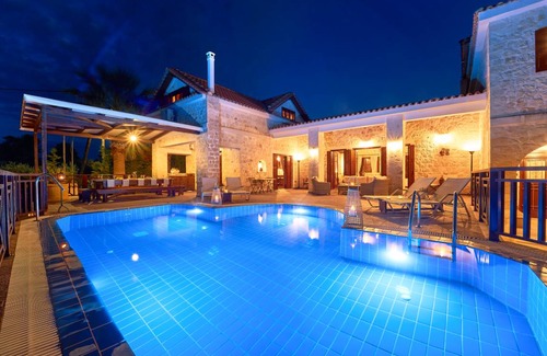 Akrotiri Villa | 300 m² Villa ∙ 5 bedrooms ∙ 12 guests