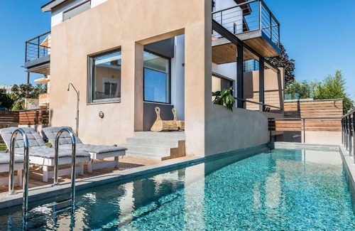 Galatas House | 305 m² House ∙ 5 bedrooms ∙ 11 guests
