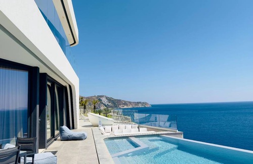 Palaiokastro House | 330 m² House ∙ 6 bedrooms ∙ 12 guests