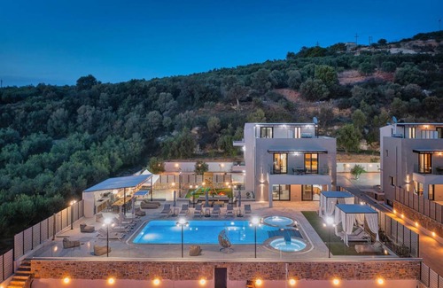 Roumeli Apartment | 350 m² Apartment ∙ 7 bedrooms ∙ 14 guests