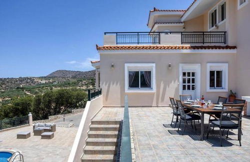 Skotino Villa | 400 m² Villa ∙ 4 bedrooms ∙ 8 guests