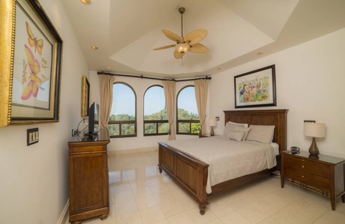 Herradura House | 557 m² House ∙ 5 bedrooms ∙ 12 guests