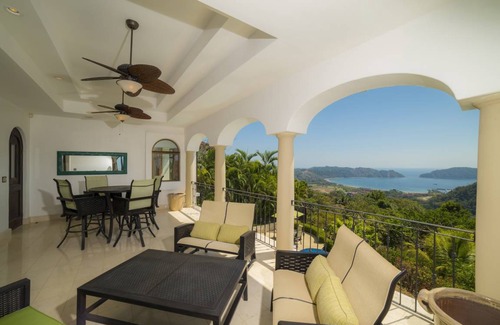 Herradura House | 557 m² House ∙ 5 bedrooms ∙ 12 guests