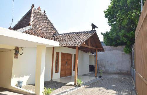 Dago House | 700 m² House ∙ 3 bedrooms ∙ 5 guests