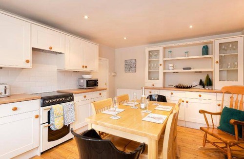 Dunbar House | 76 m² House ∙ 2 bedrooms ∙ 4 guests