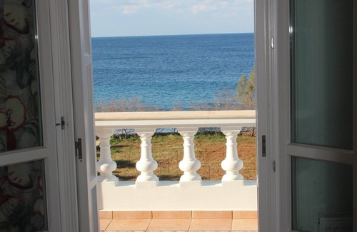 Svoronata Villa | A BEAUTIFUL VILLA IN A STUNNING COASTAL FRONT LOCATION.