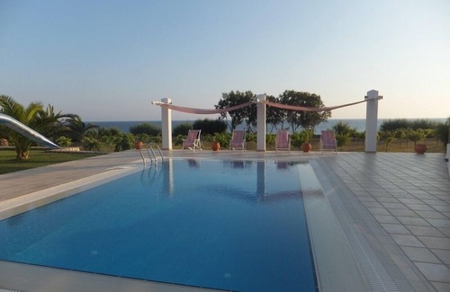 Svoronata Villa | A BEAUTIFUL VILLA IN A STUNNING COASTAL FRONT LOCATION.
