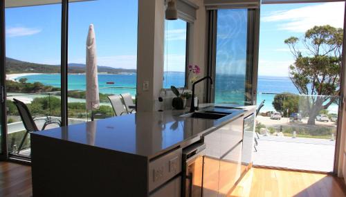 Binalong Bay House | BEACHHOUSE BINALONG Luxury waterfront holiday house at Bay of Fires