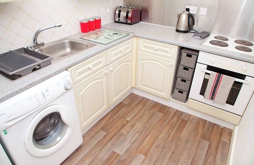 Newhaven Apartment | Bright Quiet Edinburgh Home Free Parking