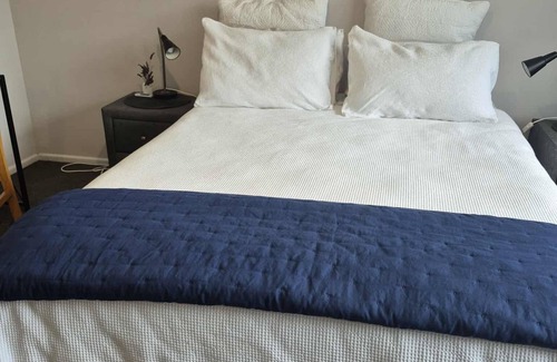Palmerston North Bed & Breakfast | Business or fun come relax. A quiet neighbourhood with lovely walking tracks.