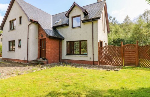 Roybridge Cottage | Cabin ∙ 3 bedrooms ∙ 6 guests