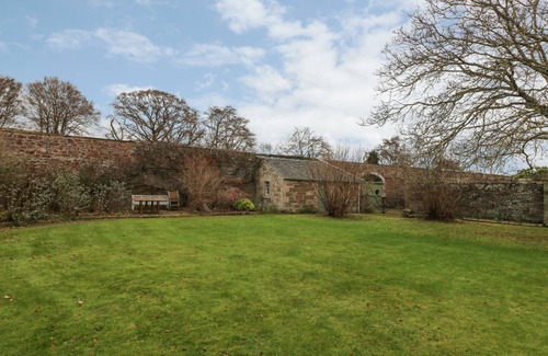 Gattonside Cottage | Cabin ∙ 8 bedrooms ∙ 15 guests