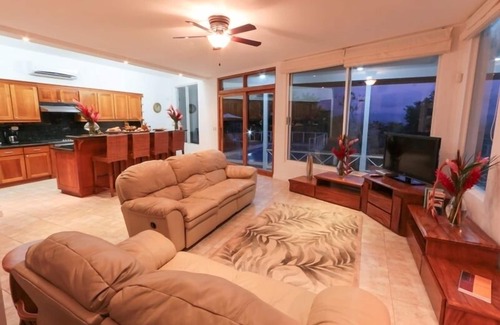 Manuel Antonio House | Casa Papillon: Waterfall pool, Jungle Views, Terrace, Sleeps 12