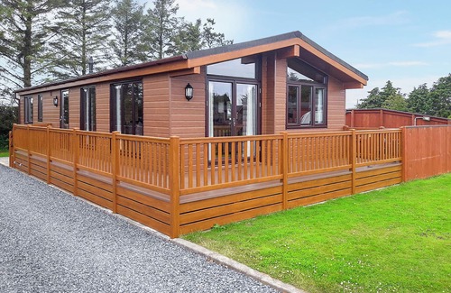 Newton Stewart Ski Chalet | Comfortable and spacious lodge with two doubles, one with en suite shower.
