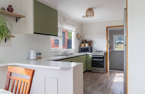 Ulverstone Apartment | Cosy Ulverstone Getaway with Parking