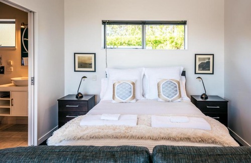 Matiatia Bay Apartment | Delamore Cove - Manuka /You've Got It Maid