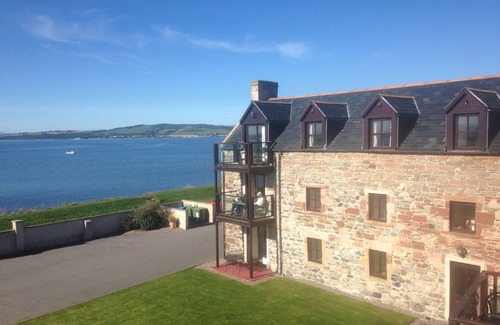 Ardersier Apartment | Dolphin Bay Suites - Superb Seafront Apartment Right on the Beach near Inverness