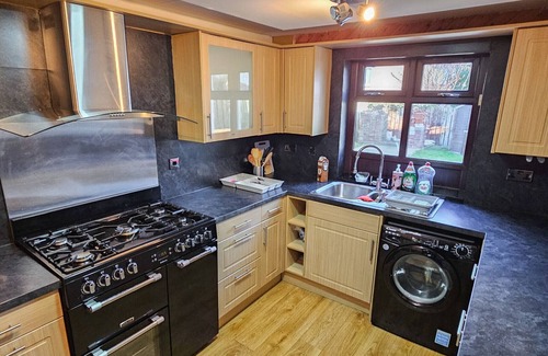 Bingham Ski Chalet | Duddingston 9 Bedroom House - Edinburgh