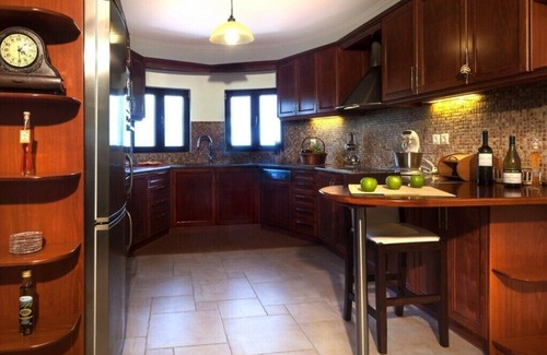 Kato Pavliana Villa | Elegant 4-Bedroom Villa with Private Pool & BBQ