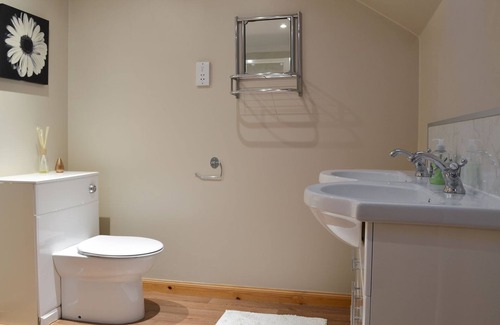 Kinlochleven Cottage | Enjoy stunning views of mountains, lochs and glens from this delightful apartment, which lies in a v