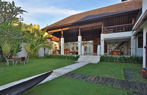 Batu Bolong Villa | Fascinating 5BR Villa Near Nelayan Beach - Canggu! 5Min Drive To Berawa Beach!